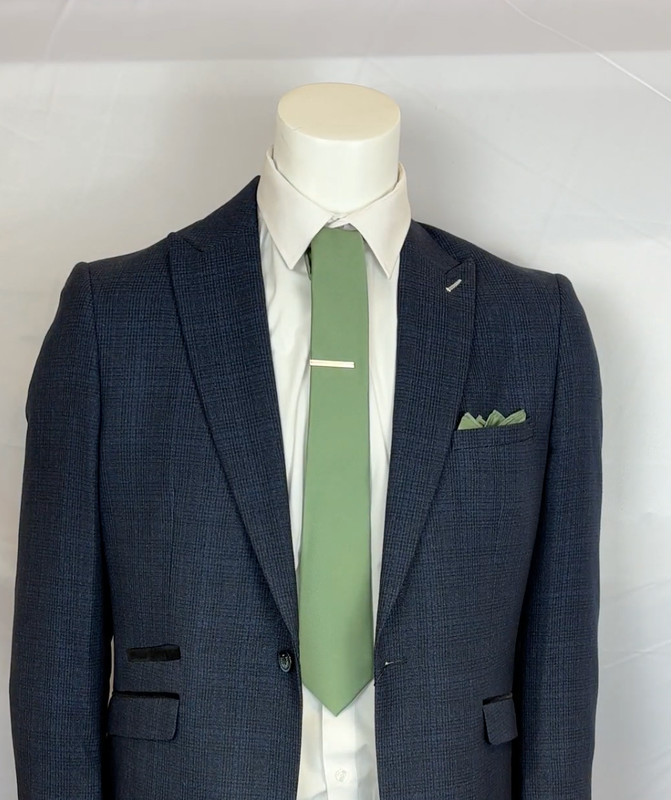 How to Tie the Onassis Knot: A Statement of Elegance