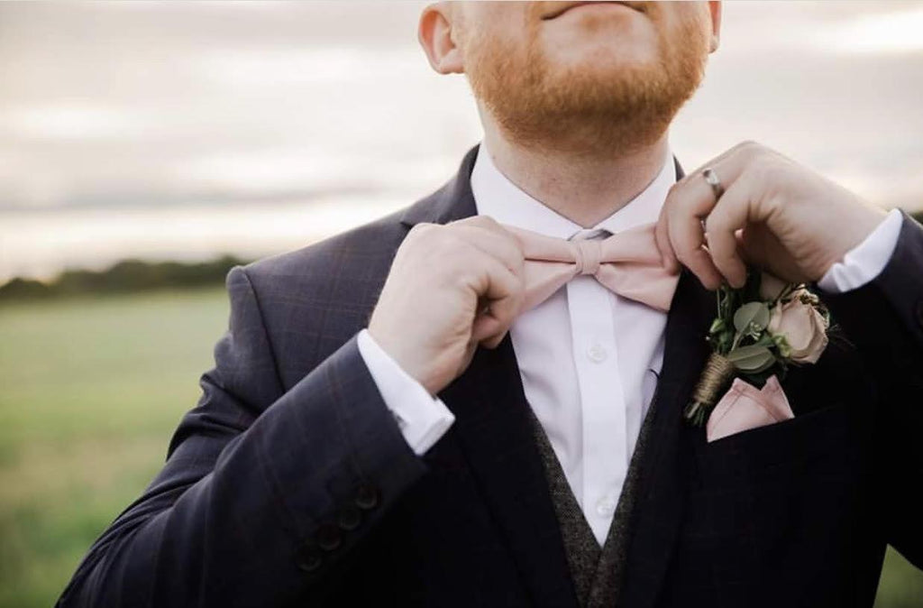 does the groom wear a tie or bowtie
