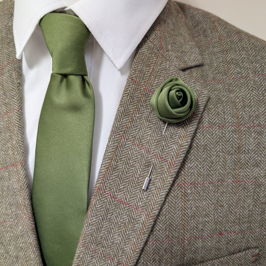 Is it OK to wear a lapel pin to a wedding? - Swagger & Swoon
