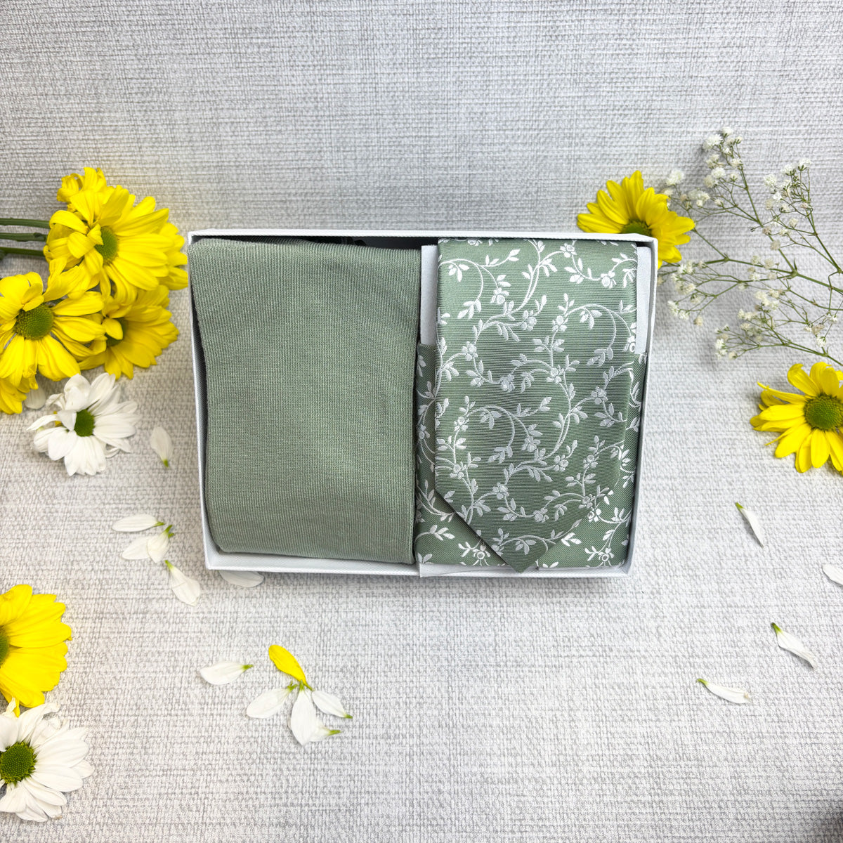 Wild Sage Leaves Tie & Socks Gift Set