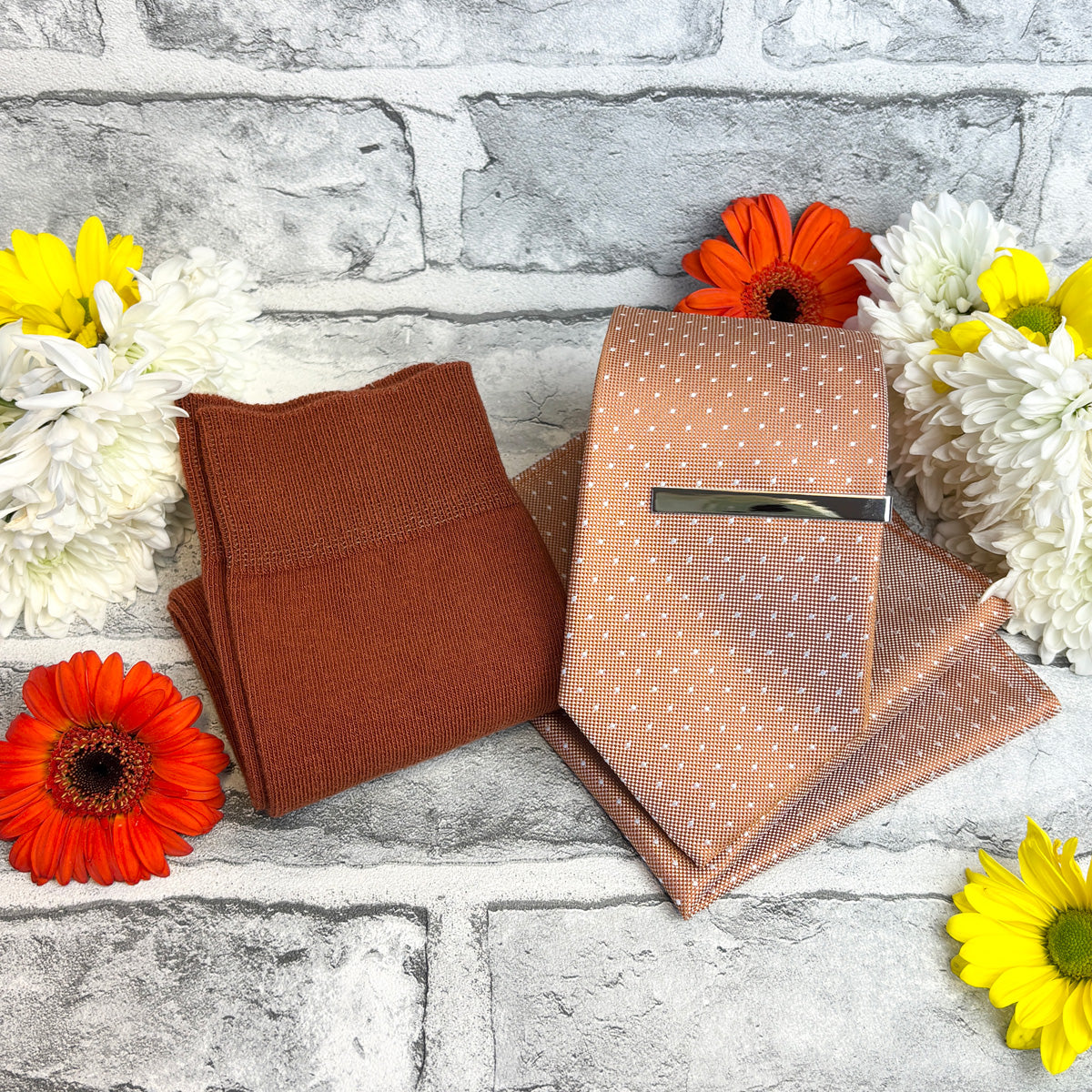 Spice Pin Dots Tie & Socks Gift Set