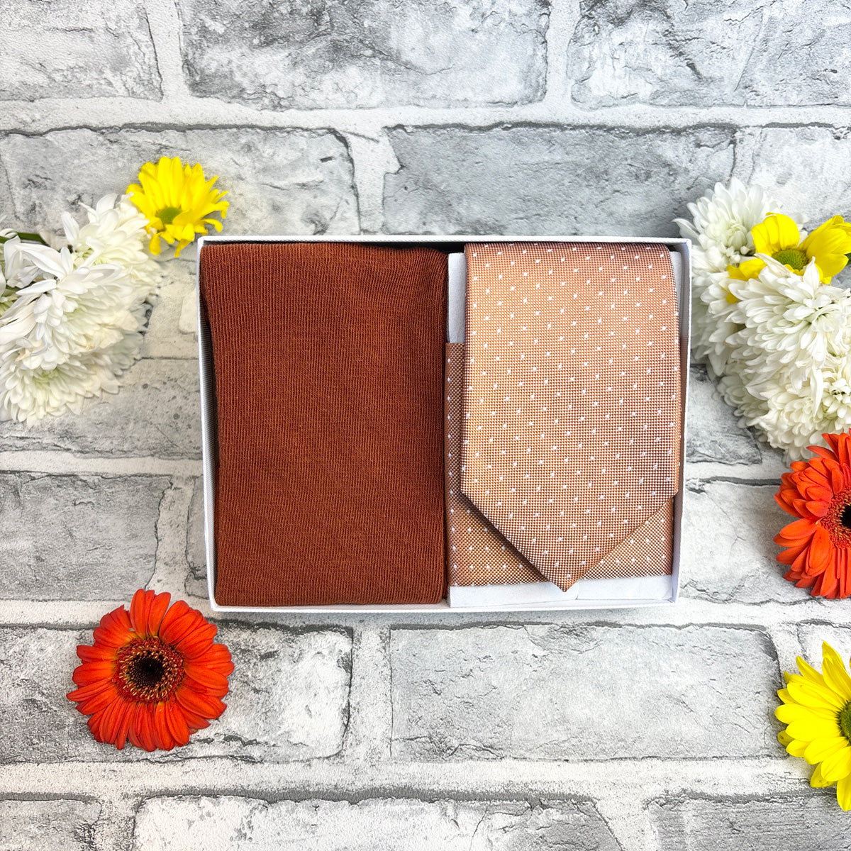 Spice Pin Dots Tie & Socks Gift Set