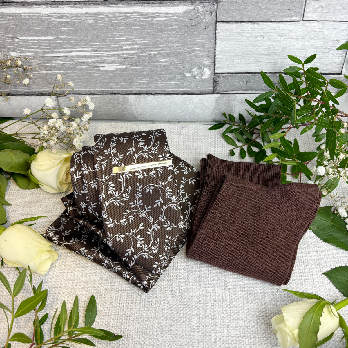 Walnut Leaves tie, pocket square and matching socks